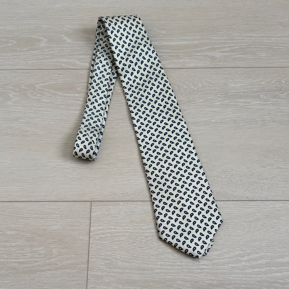 3/$10 Brookville Collection Cream and Dark Blue Paisley Tie